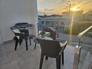 New, cozy & close to everything - Palm-Eagle Beach - 7