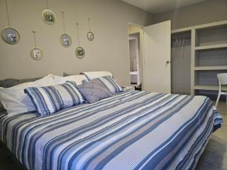 New, cozy & close to everything - Palm-Eagle Beach - 6