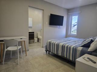 New, cozy & close to everything - Palm-Eagle Beach - 4