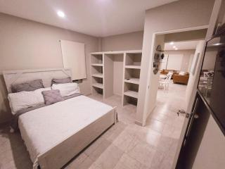 New, cozy & close to everything - Palm-Eagle Beach - 1