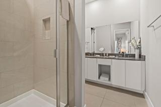 5Bd 4 and a half Ba 2 Story apt 49-215 - 2