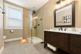 Pet Friendly 6 Bedroom Free Parking plus 5 Min From Bakery Sq - 1