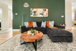 Pet Friendly 6 Bedroom Free Parking plus 5 Min From Bakery Sq - 1