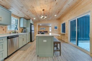 8 Mi to Sleeping Bear Dunes Creekside Cabin - 3