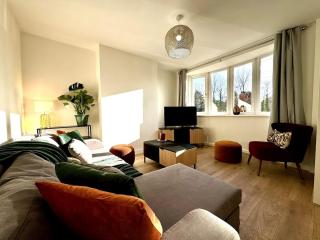 New Southampton Central House - Parking, 6 Beds, Sleeps 9 - City Centre l Cruise Terminal l Great for Contractors, Friends & Families - 0