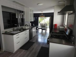 Modern Comfort Furnished 3-Bedroom Oasis in Vibrant Vancouver for Prime stays - Vancouver - 2