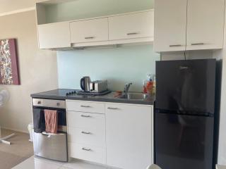 AURA B1214 two bedrooms, 1 living room Wi-Fi skytower and street view, balcony , easy parking - Auckland - 9