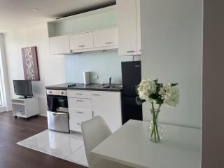 AURA B two bedrooms, 1 living room Wi-Fi skytower and street view, balcony , easy parking - Auckland - 2