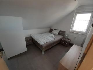Fewo Steinhohle, DG 45qm, 1 Schlafzimmer & 1 Wohn-Esszimmer mit Bett - Sulzbach am Main - 3