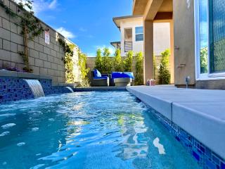 Mid-Century Vibes, Luxe Palm Springs Home, Pool & Mountain Views - Palm Springs - 0