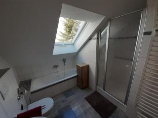 Fewo Steinhohle, DG 45qm, 1 Schlafzimmer & 1 Wohn-Esszimmer mit Bett - Sulzbach am Main - 4