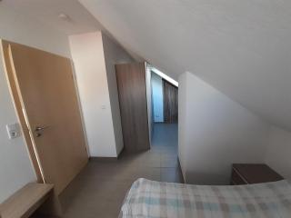 Fewo Steinhohle, DG 45qm, 1 Schlafzimmer & 1 Wohn-Esszimmer mit Bett - Sulzbach am Main - 2