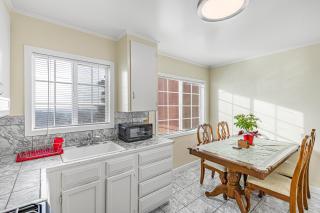 3 Bedroom 2 Bathroom House, Walkable to BART, Free Parking, Views - 4