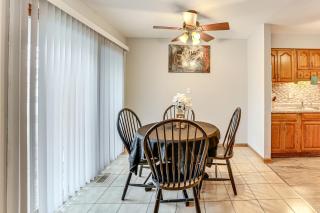 3 Mi to Credit Union 1 Amphitheatre: Suburban Stay - 4