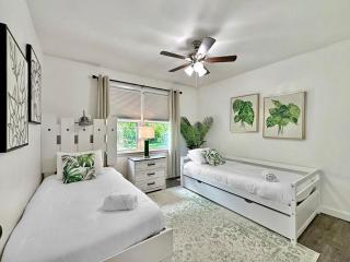Blue Bungalow huge yard & king bed - Charleston - 4