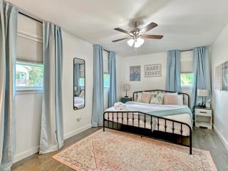 Blue Bungalow huge yard & king bed - 2