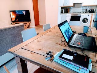 City centre modern ground floor apartment - Free parking - Sleeps 6 - 8