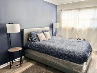 Queen Suite - Hot Tub - Home Theater - WiFi - 7