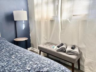 Queen Suite - Hot Tub - Home Theater - WiFi - 5