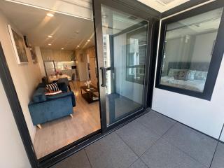 Sky Tower Views from this Modern Apartment Balcony - Auckland - 4