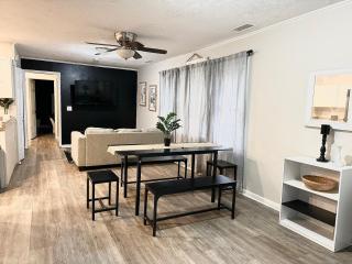 King Suite - Private Entrance - Hot Tub - Game Room - 1