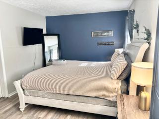 King Suite - Private Bath - Hot Tub - Home Theater - Room 5 735 - Jonesboro - 9