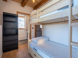 Superbe demi-chalet ski-in/ski-out avec cheminée, terrasse et parking privé à La Clusaz - FR-1-459-239 - 3
