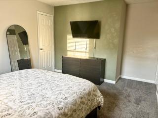 Vintage Queen Suite - 7 Mins From ATL Airport - 5