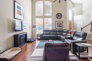 Bright and Spacious 3BR with Patio and Dog Yard, Minutes from DFW Airport - Irving - 0