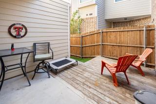 Bright and Spacious 3BR with Patio and Dog Yard, Minutes from DFW Airport - Irving - 6