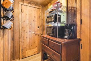 Hike, Golf and Explore Cabin with Deck in Bellaire! - Bellaire - 2