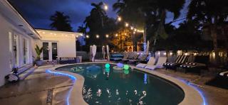 Pool Paradise Half mile to Beach w Massive Yard! - Hollywood - 5