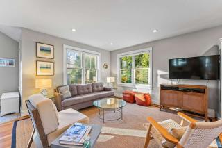 New Listing Modern Charming 4BR 3 5BA Retreat - Vineyard Haven - 3
