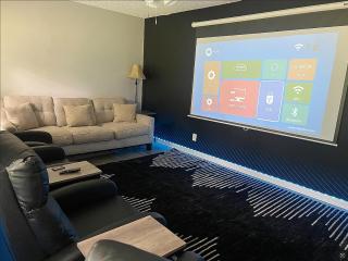 Queen Suite - Hot Tub - Home Theater - WiFi - 9