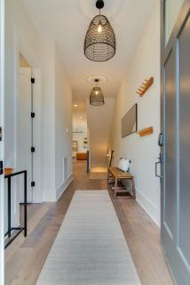 7BR Retreat, Rooftops, Garages, Walkable to Faves 5 Mins to Nissan Stadium, Less than 10 Mins to Broadway, 24 Hr Hospitality, Great for Groups - 1