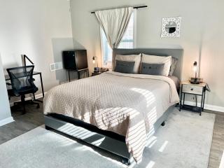 Queen Suite - Private Bath - Hot Tub - Home Theater - 9