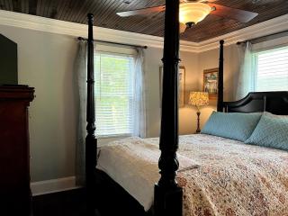 The Grayson Heart of Park Circle with huge yard - 2