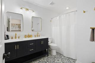 Large Family-Friendly Home w Spa Near Beach & City - Savannah - 9