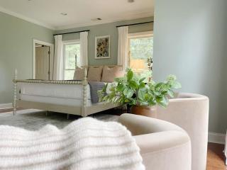 Sophisticated and Luxurious Details- Sleeps 18 - Savannah - 9