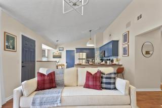 New Meets Nostalgic - Adorable Cottage Sleeps 8 - 9