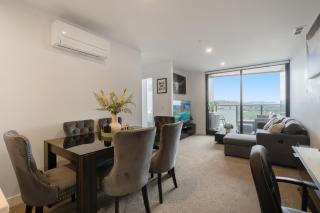 Modern 2-Bed Apartment with Premium Amenities - Phillip - 8