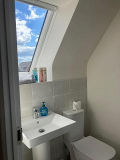 House-Sleeps 8-Parking-Garden - Kettering - 3