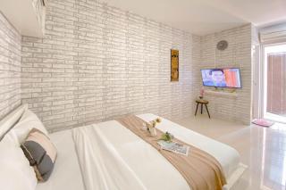 Cozy Living Studio above Mall with Pool View at Bassura city Apartment By Travelio - 8