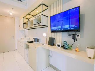 Comfy Studio at Tokyo Riverside PIK 2 Apartment By Travelio - 2