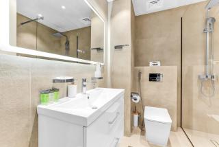 Waves - Modern Studio with Stunning Lake Views in JLT - 1