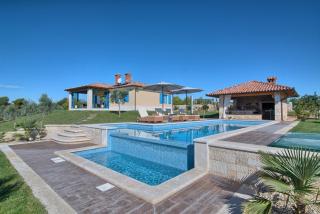 Villa Evelyn in Fažana with 50 m2 pool, jacuzzi, kids playground & sea view only 800 meters from beach - Fažana - 3