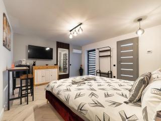 Free Private Parking - Onyx Studios by Ben Apartments - 3