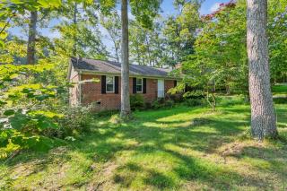 Charming Family Retreat with Scenic Views home - 0