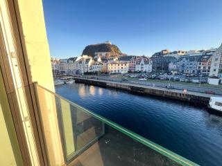 MARINA LUXE - Two Bedrooms, High-End, Iconic Location & Private Parking - Ålesund - 7