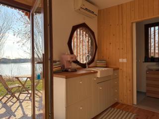 Lakeside Tiny House with Sauna & Hot-Tub - - 0